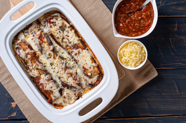 Parmigiana di melanzane con formaggio e salsa di pomodoro. Vista dall'alto