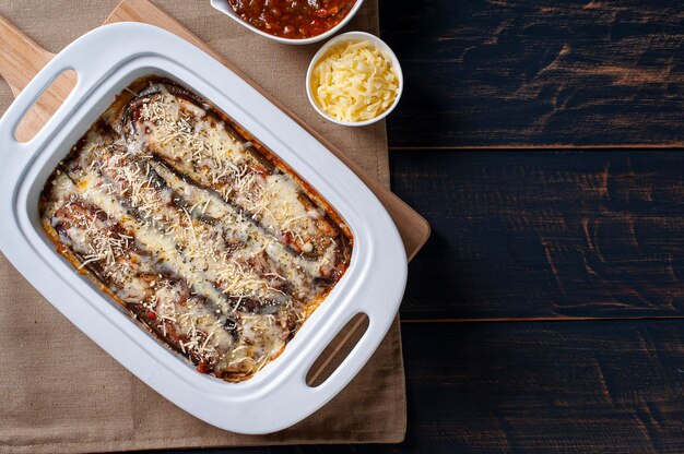 Parmigiana di melanzane con formaggio e salsa di pomodoro.