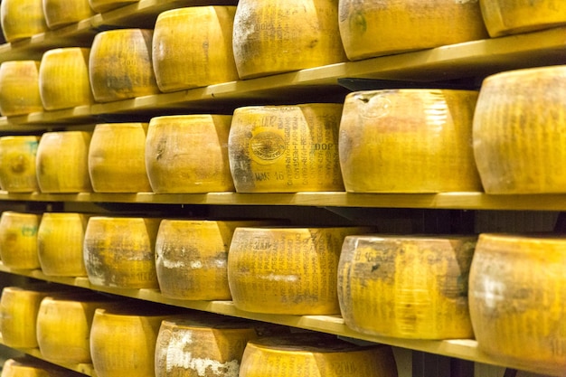 Parmigiano Caseificio con formaggio stagionato