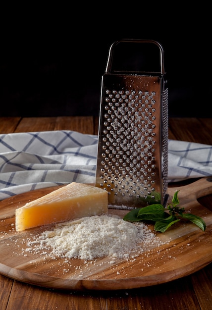 Parmigiano grattugiato su legno