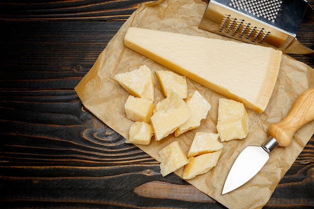 Parmigiano Reggiano su fondo in legno