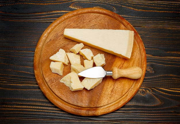 Parmigiano Reggiano su fondo in legno