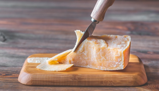 Parmigiano Reggiano su tavola di pietra