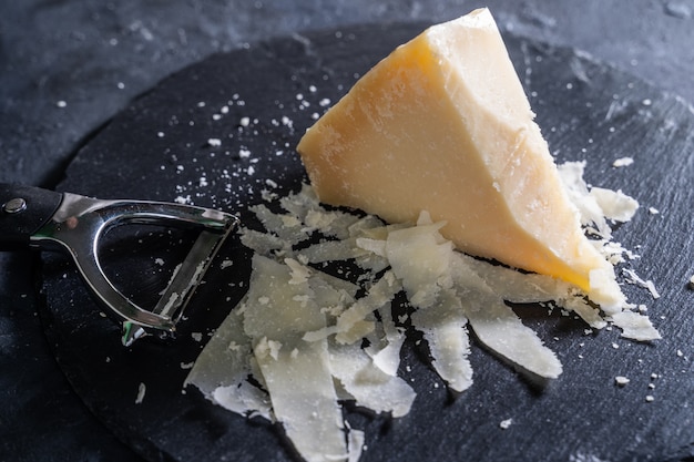 Parmigiano su un tavolo scuro