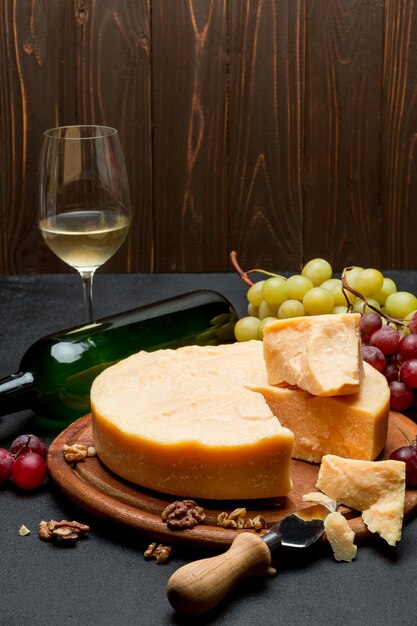 Parmigiano, vino e uva a testa tonda integrale