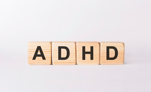 Parola ADHD composta da blocchi di legno su sfondo bianco
