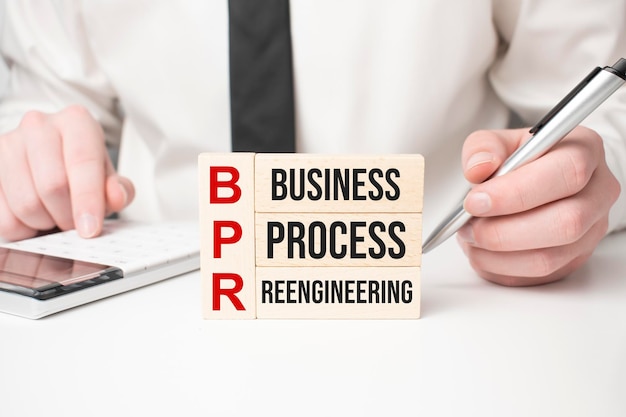 Parola BPR scritta sul concetto di business del blocco di legno BPR abbreviazione di Business Process Reengineering
