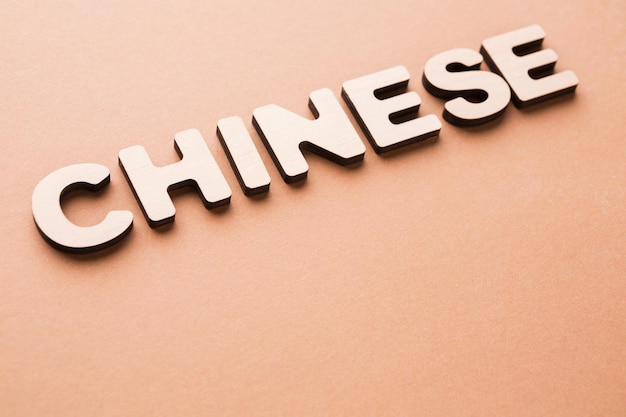 Parola cinese su sfondo beige. Apprendimento delle lingue straniere, concetto di educazione