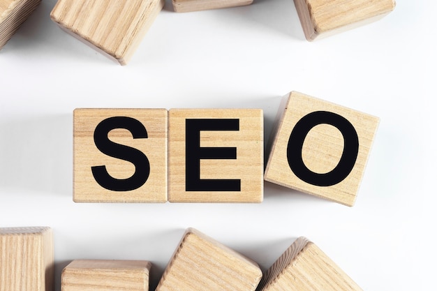 Parola di acronimo SEo su cubi di legno, iscrizione