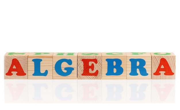 Parola di algebra formata da blocchi alfabetici in legno colorati isolati su sfondo bianco