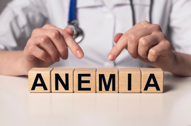 Parola di anemia su blocchi di cubo di legno sul posto di lavoro del medico