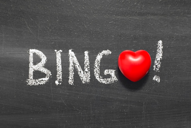 Parola di bingo scritta a mano sulla lavagna con il simbolo del cuore invece di O