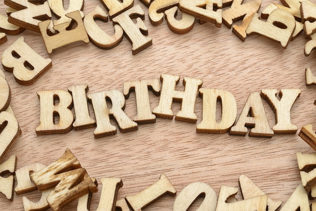 Parola di compleanno fatta con lettere di legno