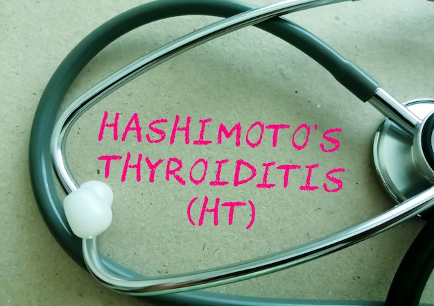 Parola di tiroidite di Hashimoto, termine medico con concetti medici con stetoscopio.