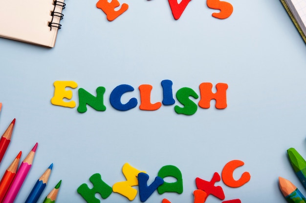 Parola inglese composta da lettere colorate. Imparare un nuovo concetto di lingua