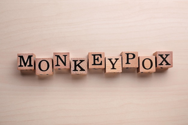 Parola Monkeypox fatta di cubi sulla vista dall'alto del tavolo in legno
