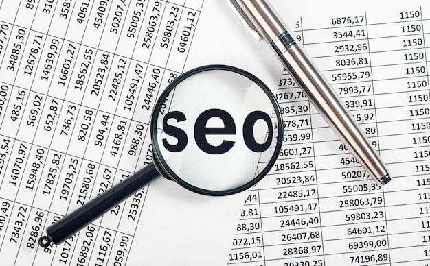 Parola SEO, acronimo tramite lente d'ingrandimento o lente d'ingrandimento