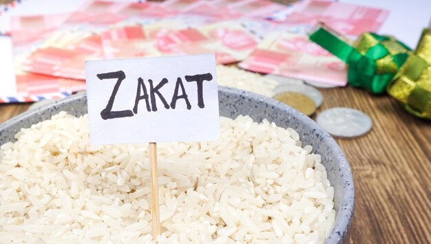 Parola ZAKAT Indonesia Soldi La rupia e le monete Zakat sono carità prese per i poveri pochi giorni prima della fine del Ramadan