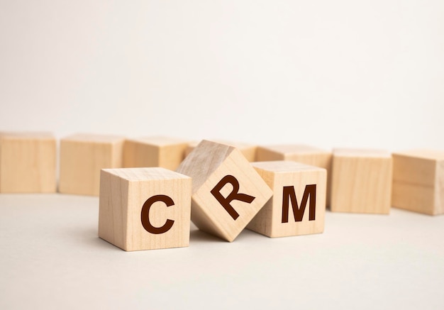 Parole crm in lettere dell'alfabeto in legno su sfondo giallo brillante con spazio di copia concetto aziendale CRM Customer Relationship Management