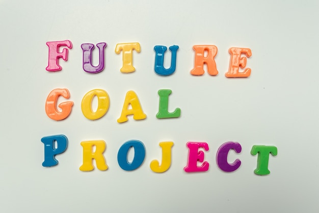 Parole del progetto obiettivo futuro scritte in lettere colorate di plastica su sfondo bianco