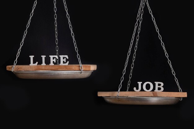 Parole lavoro e concetto di equilibrio di vita Scale su sfondo nero primo piano