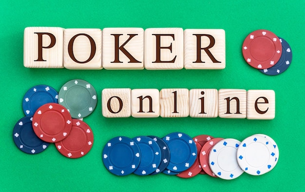 Parole poker online scritte da cubi di legno con fiches da poker sul tavolo da casinò verde Vista dall'alto