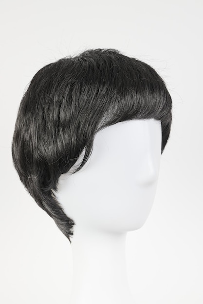 Parrucca nera dall'aspetto naturale sulla testa bianca del manichino Capelli corti maschili o femminili sul supporto della parrucca metallica isolati su sfondo bianco vista laterale