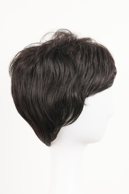 Parrucca nera dall'aspetto naturale sulla testa del manichino bianco Capelli corti maschili o femminili sul supporto per parrucche in metallo isolato su sfondo bianco vista laterale