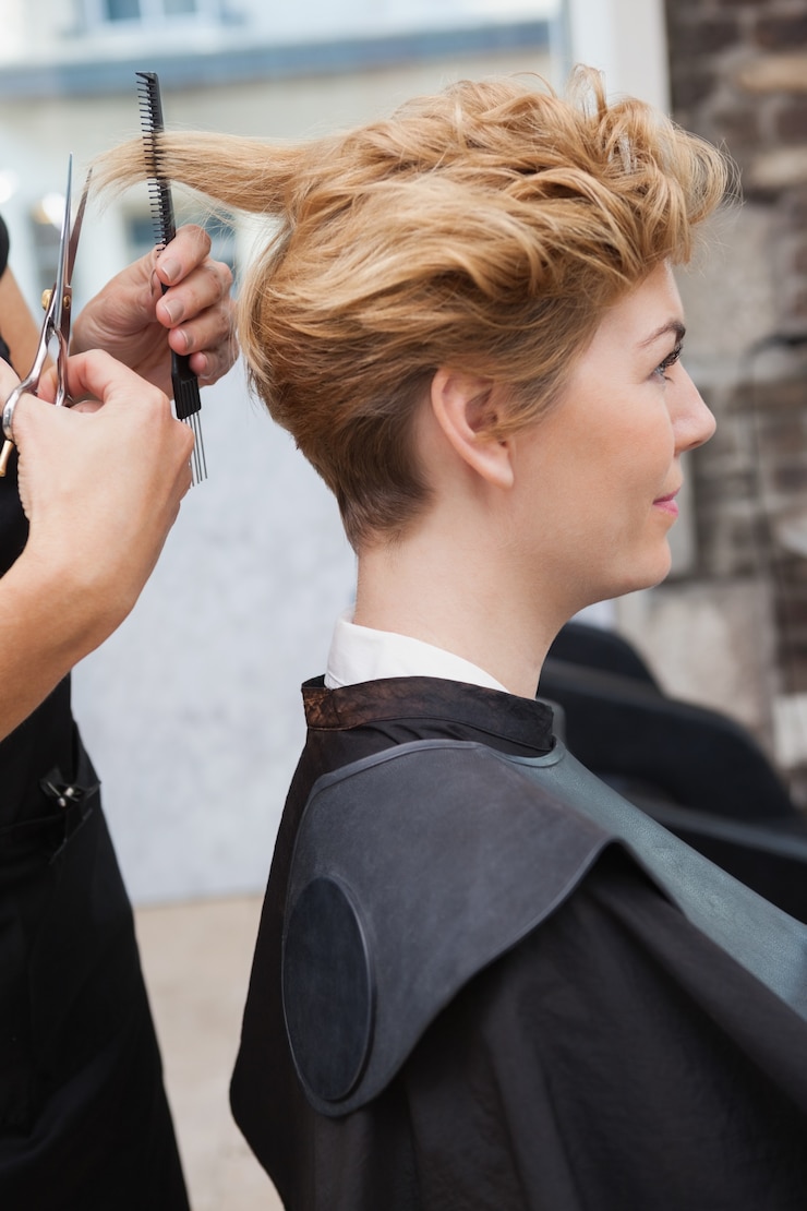 Foto parrucchiere che taglia i capelli di un cliente