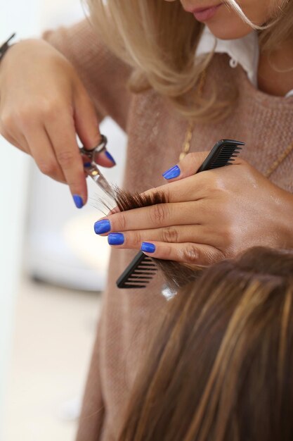 Parrucchiere Donna durante il taglio di capelli