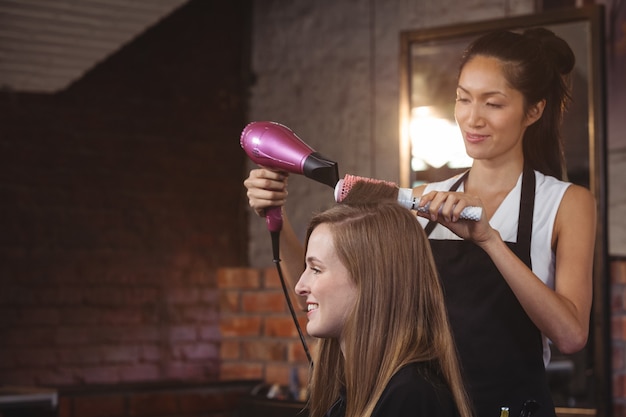 Parrucchiere per lo styling dei capelli dei clienti