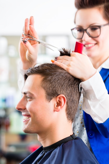 Parrucchiere taglio capelli uomo in barbiere