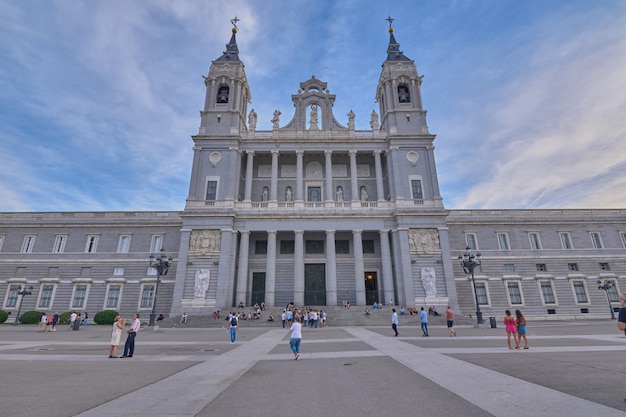 Parte anteriore della cattedrale di La Almudena a Madrid, Spagna