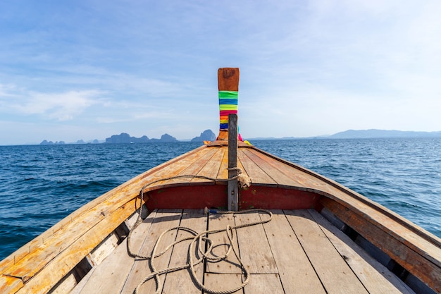 Parte anteriore della navigazione di legno della barca nel mare Tailandia del sud di Krabi.