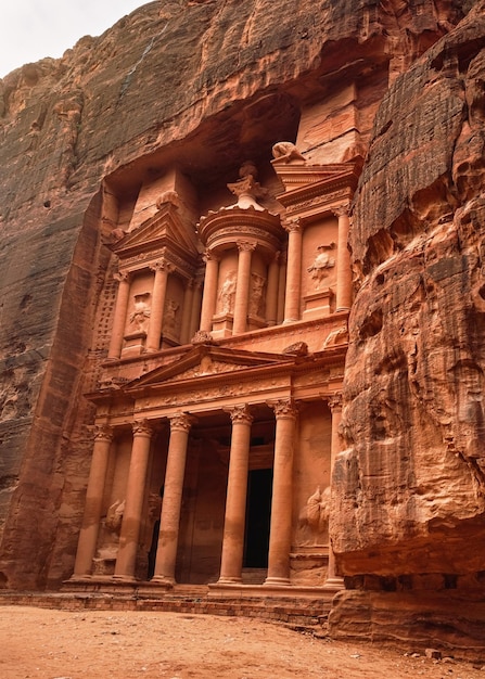 Parte anteriore di Al-Khazneh (tempio del Tesoro scolpito nel muro di pietra - attrazione principale) nella città perduta di Petra