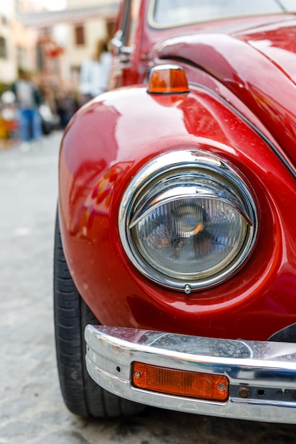 Parte anteriore di un'auto classica con fari rotondi Fantasia vintage auto retrò che attira l'attenzione di visitatori e dilettanti dell'antichità