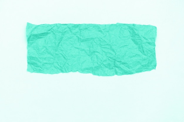 Parte astratta dell'imballaggio artigianale di carta spiegazzata su fondo bianco, tonica nel colore alla moda del 2020 biscay green