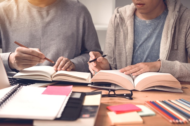 Parte centrale di amici che studiano seduti in classe