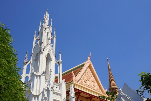 Parte dei mausolei della famiglia reale tailandese al tempio buddista di Wat Ratchabophit a Bangkok in Thailandia