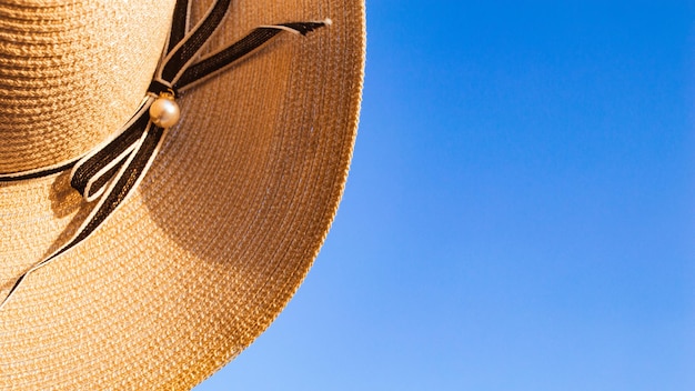 Parte del cappello estivo su sfondo di cielo azzurro Vacanze estive