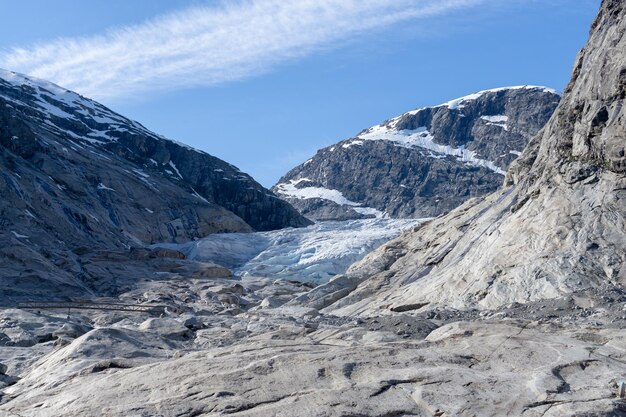 Parte del ghiacciaio Nigardsbreen circondato da alte montagne innevate