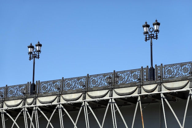 Parte del ponte patriarcale a Mosca con lanterne vintage e parapetto forgiato traforato