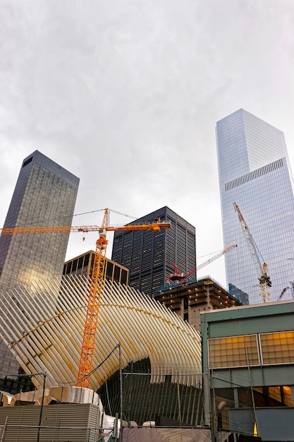 Parte dell'ala del WTC Transportation Hub e dei grattacieli nel quartiere finanziario, Lower Manhattan, New York City, Stati Uniti d'America. È stato progettato da Santiago Calatrava