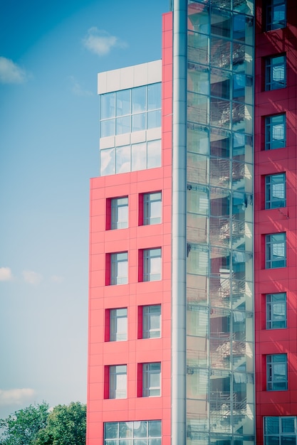 Parte dell'edificio moderno con facciata rossa e blu