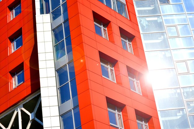 Parte dell'edificio moderno con facciata rossa e blu