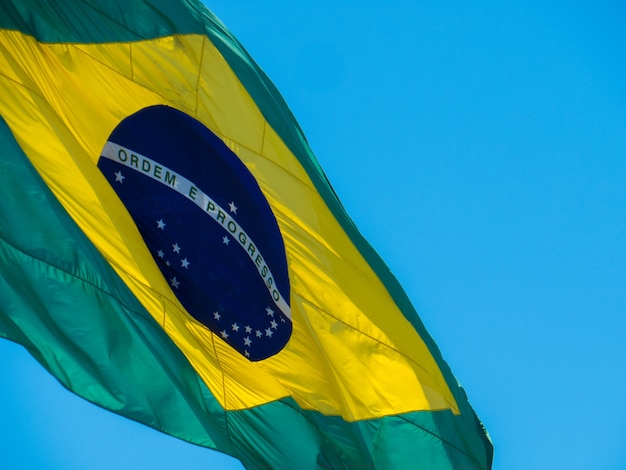 parte della bandiera brasiliana che svolazza nel vento