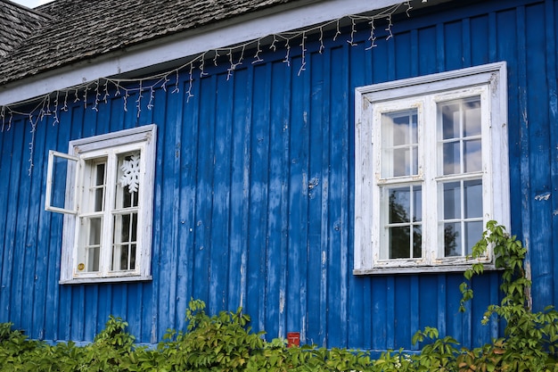 Parte della casa tipica in Lituania, Trakai con pareti blu. Antica casa antica