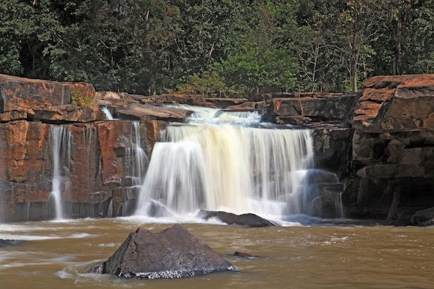 Parte della cascata Tadtone nella foresta di clima della Tailandia