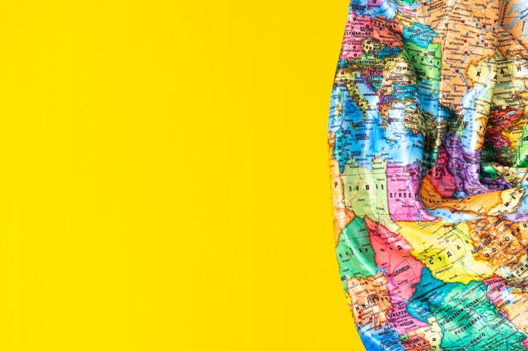 Parte della mappa del mondo su sfondo giallo Mappa del mondo Lingua russa