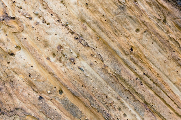 Parte della roccia stratiforme da vicino. Sfondo della natura.